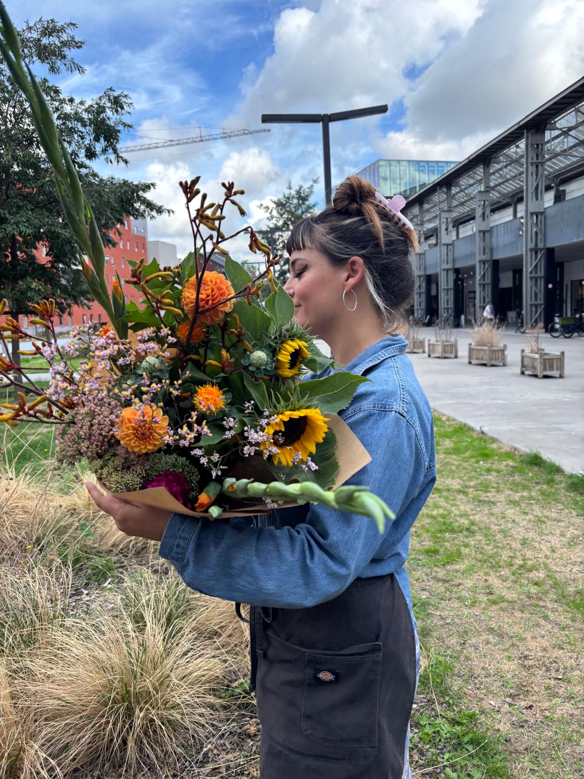 Hannah met een boeket met dahlia's en zonnebloemen op Dok Noord